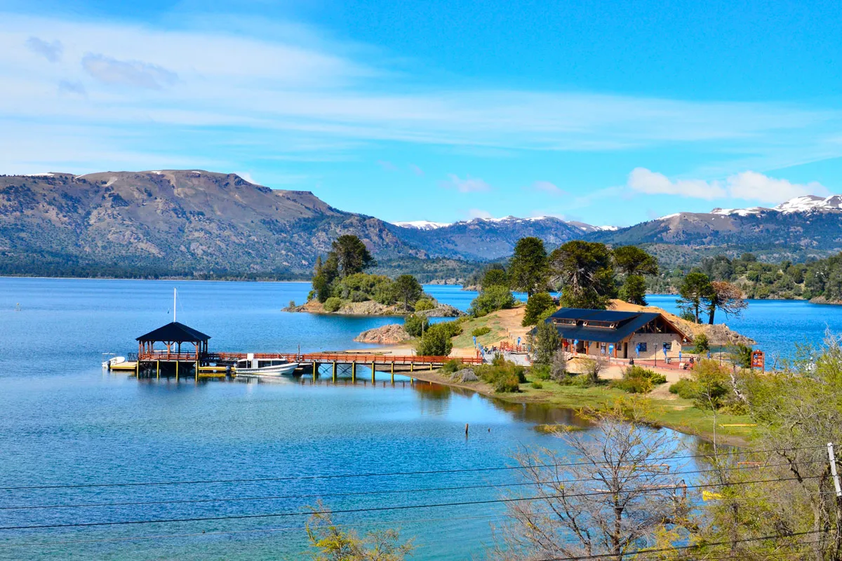 Villa Pehuenia, el destino que gana adeptos cada año