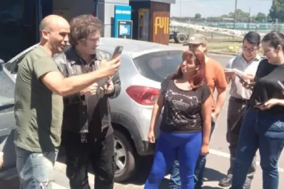 Milei fue a cargar nafta y cuestionó al gobierno por el faltante de combustible