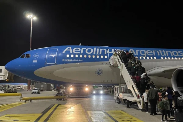 Aviones y ómnibus: el Gobierno avanza con una profunda desregulación para el transporte aéreo y terrestre