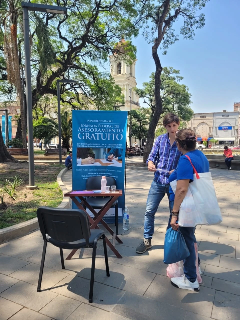 EN LA PLAZA. Como en 2022, los escribanos saldrán a la calle a ayudar.