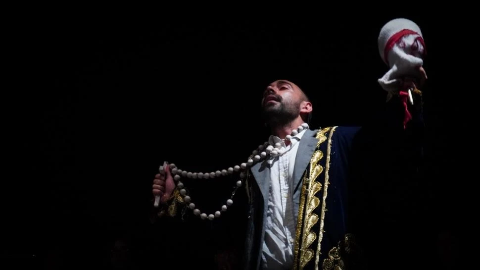 RITUAL COLECTIVO. Fernando Osuna en “Rojo es el sonido de tus huellas”.