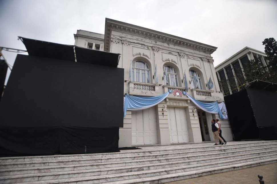 ENTRADA PRINCIPAL. Osvaldo Jaldo tiene previsto salir al balcón del Teatro para saludar a los militantes.  la gaceta / fotos de osvaldo ripoll