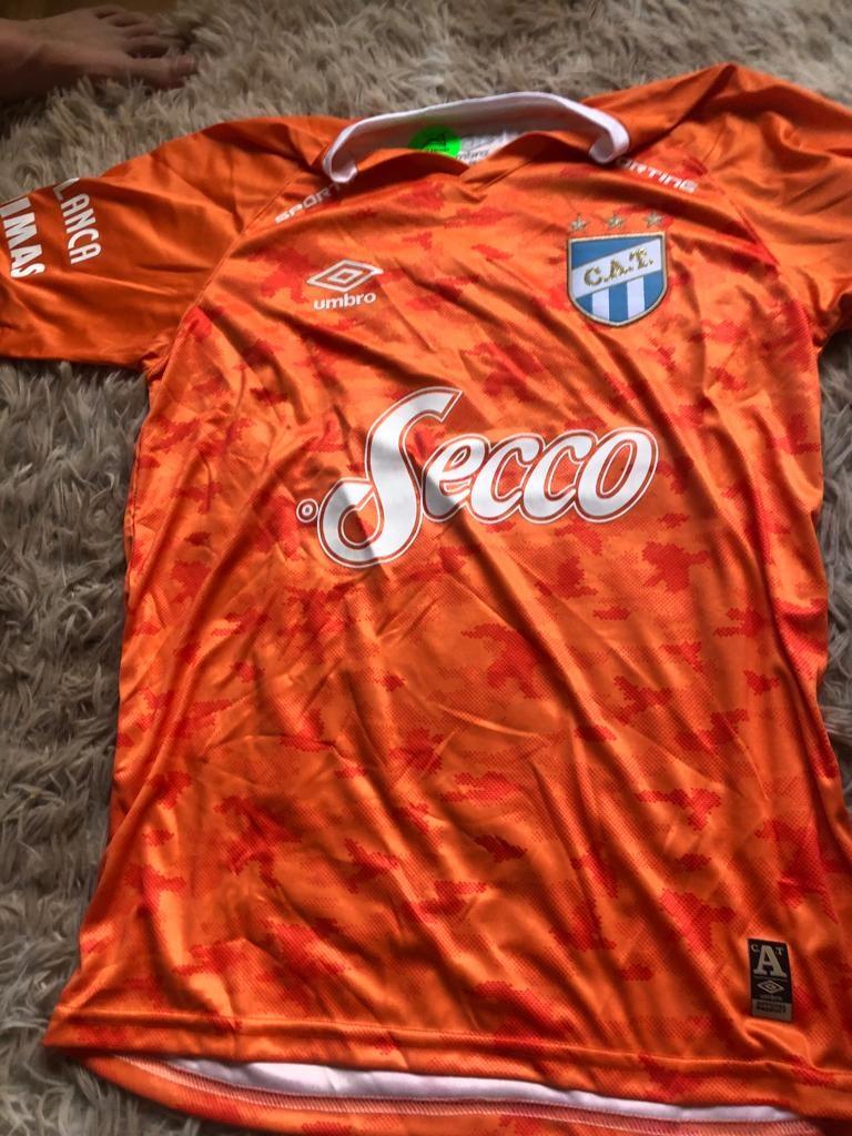 AÑOS DESPUÉS. La camiseta que Lucchetti se negó a utilizar como arquero y capitán del equipo. 