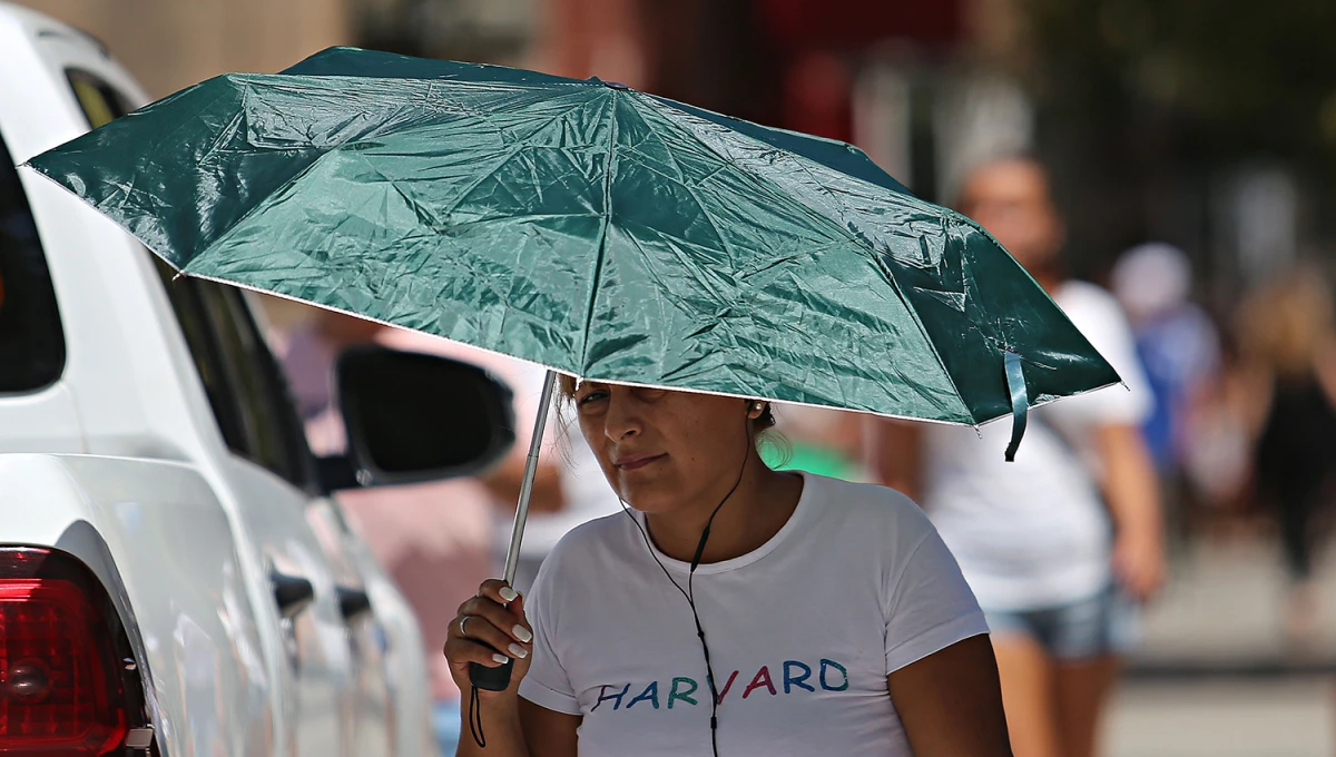 CALOR. El fin de semana se cerrará con una jornada soleada y posibles lloviznas durante la noche y la madrugada.