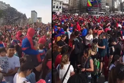 Se vistieron como Spider-man y se reunieron en el Obelisco para intentar romper un récord mundial
