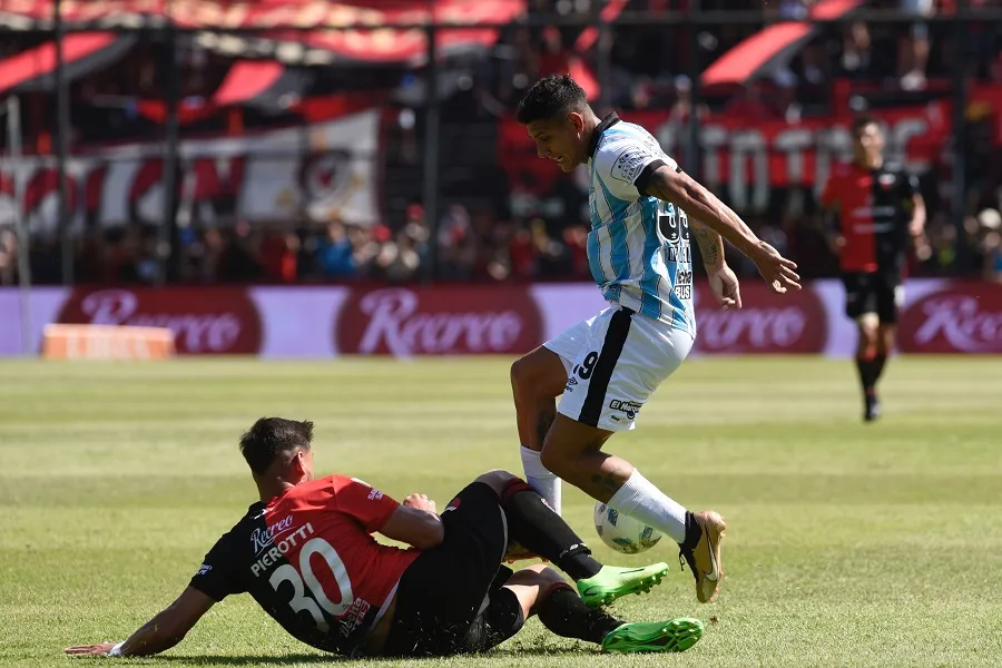 UNA FINAL. Pierotti va al suelo en la disputa con Orihuela; el lateral no tuvo una buena tarde. FOTO DE JAVIER ESCOBAR (ESPECIAL PARA LA GACETA)  