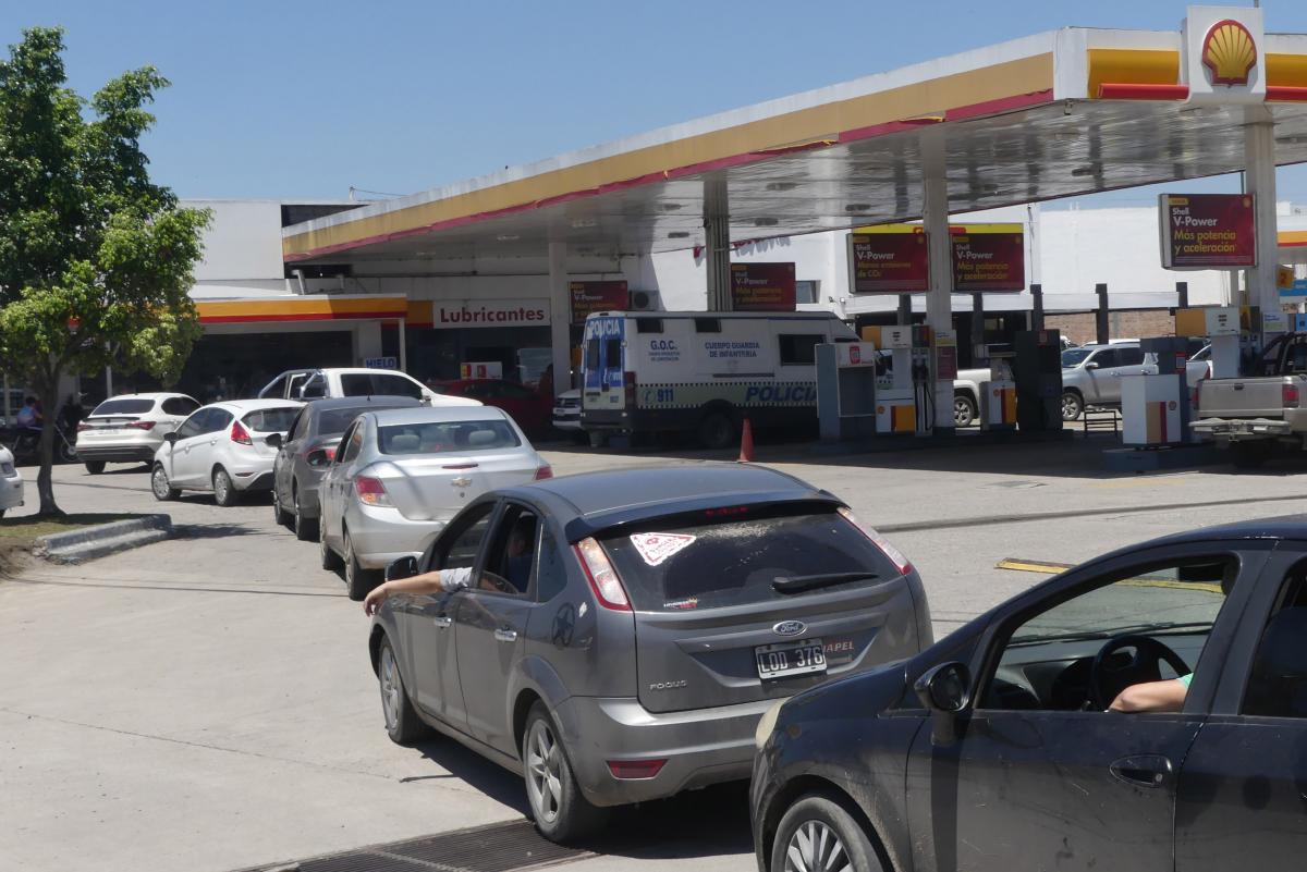 CUPPIFICADOS. Las estaciones que tienen combustible lo venden hasta cierta cantidad.