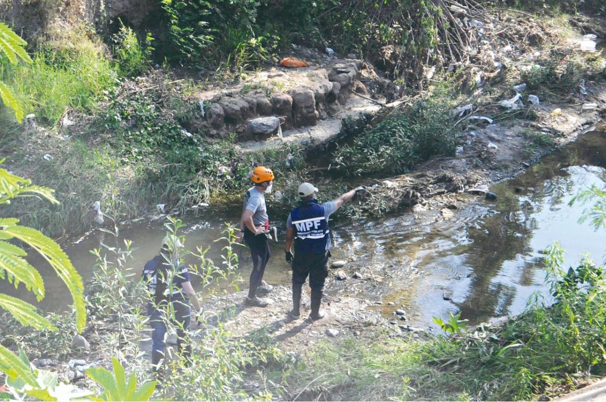 RESCATE. Los Bomberos Voluntarios sacaron el cuerpo del agua luego de que fuera descubierto por un vecino. 