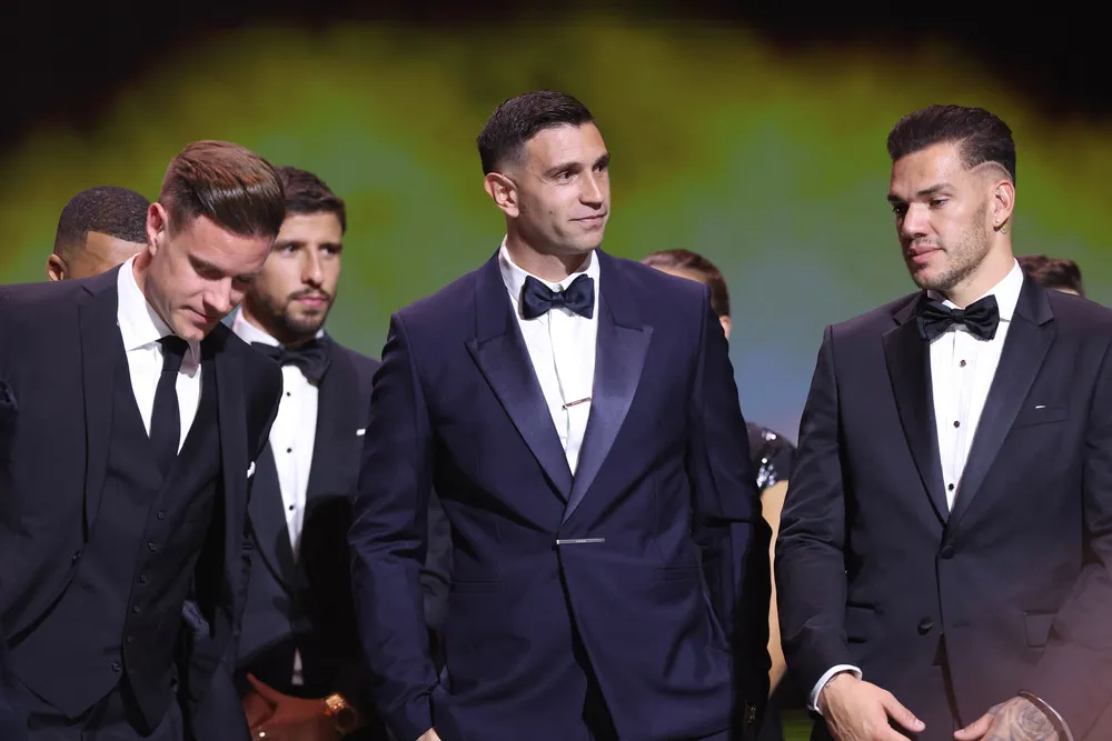 BALÓN DE ORO. Dibu Martínez recibió el premio al mejor arquero del mundo.