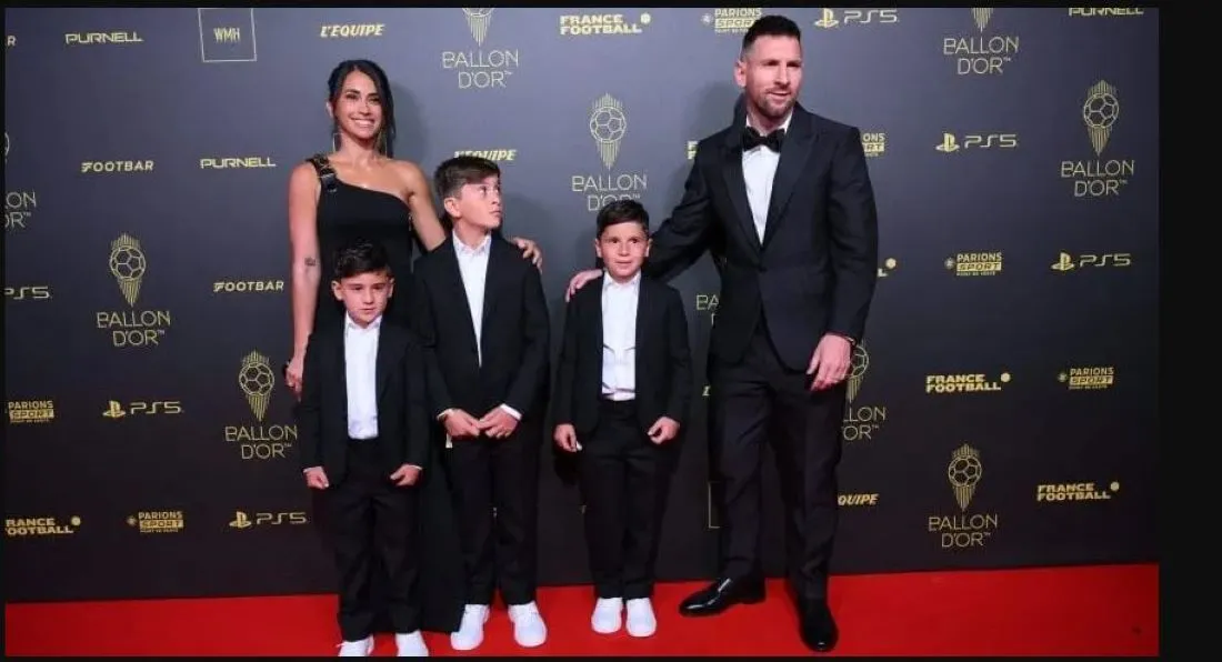 GANADORES. La familia del crack rosarino posó en su llegada.