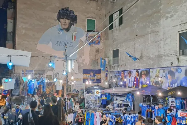 En Nápoles, la gente le rinde tributo a Maradona en el día de su cumpleaños