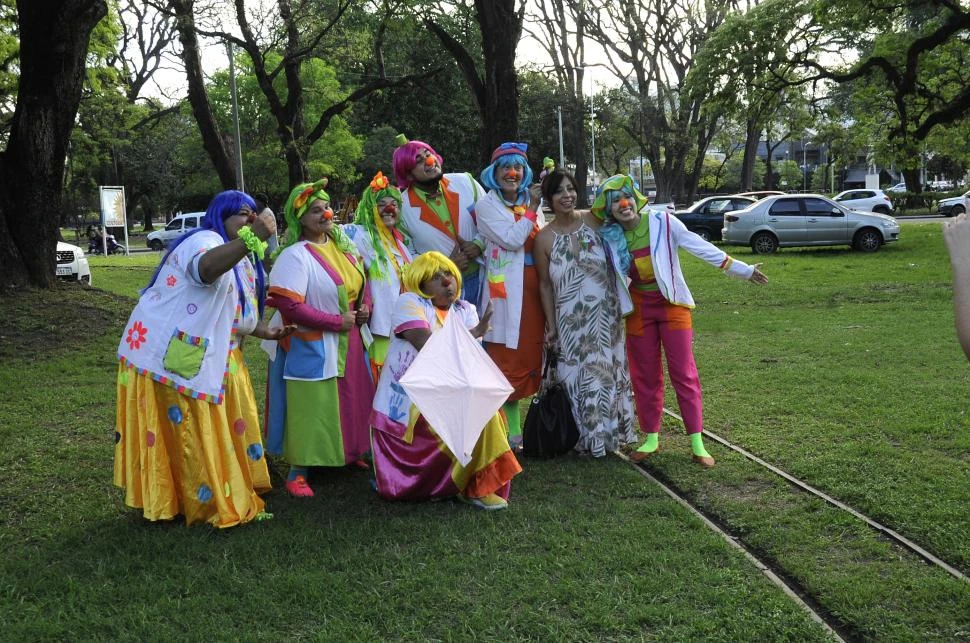 PAYATERAPEUTAS EN ACCIÓN. Los voluntarios acompañaron la jornada con chistes y coreografías cómicas para sacarles una sonrisa a los visitantes. la gaceta / fotos de antonio ferroni