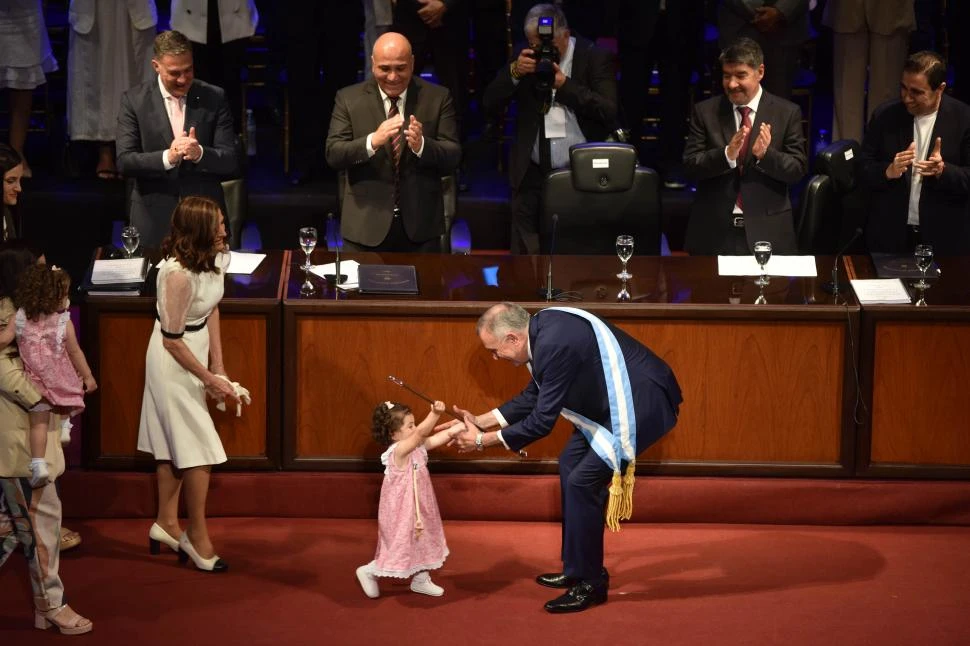 EMOCIONADO. Aurora corre y le entrega el bastón de mando a su abuelo; su melliza Amparo la sigue en brazos. LA GACETA/FOTO DE INÉS QUINTEROS ORIO