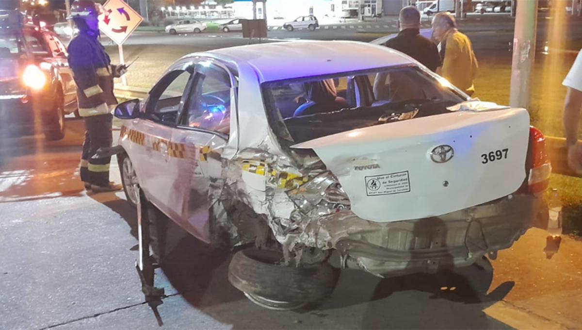 FUERTE IMPACTO. El taxi habría recibido el golpe por la parte trasera.