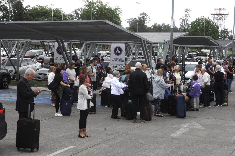 FUERA DE PELIGRO. Los pasajeros fueron trasladados al estacionamiento.