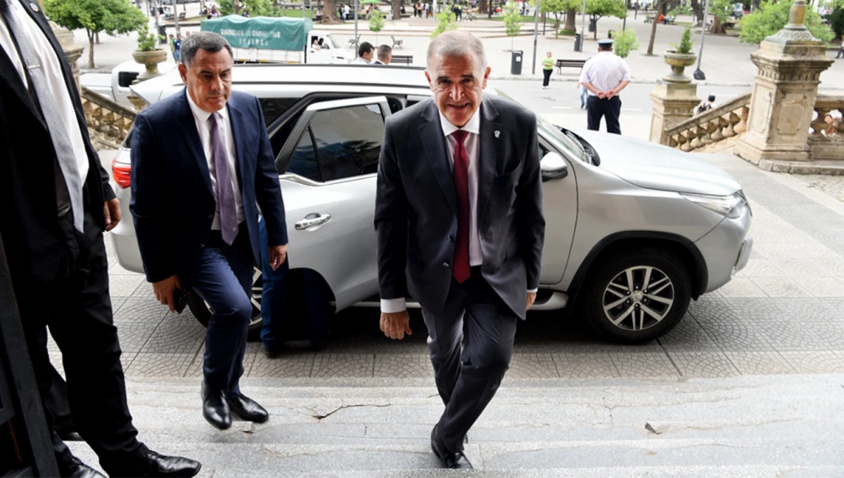 PRIMER DÍA. Osvaldo Jaldo saludando a la guardia de la Casa de Gobierno, en su estreno como gobernador.