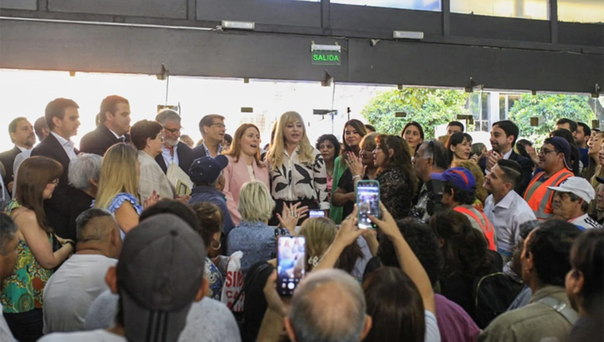 PRIMER ENCUENTRO. Rossana Chahla se reunió con los trabajadores municipales en el edificio de 9 de Julio y Lavalle.