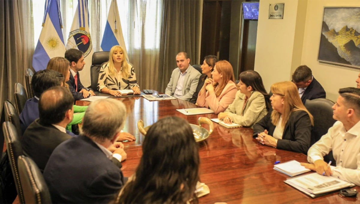 La intendenta Chahla, con su gabinete.