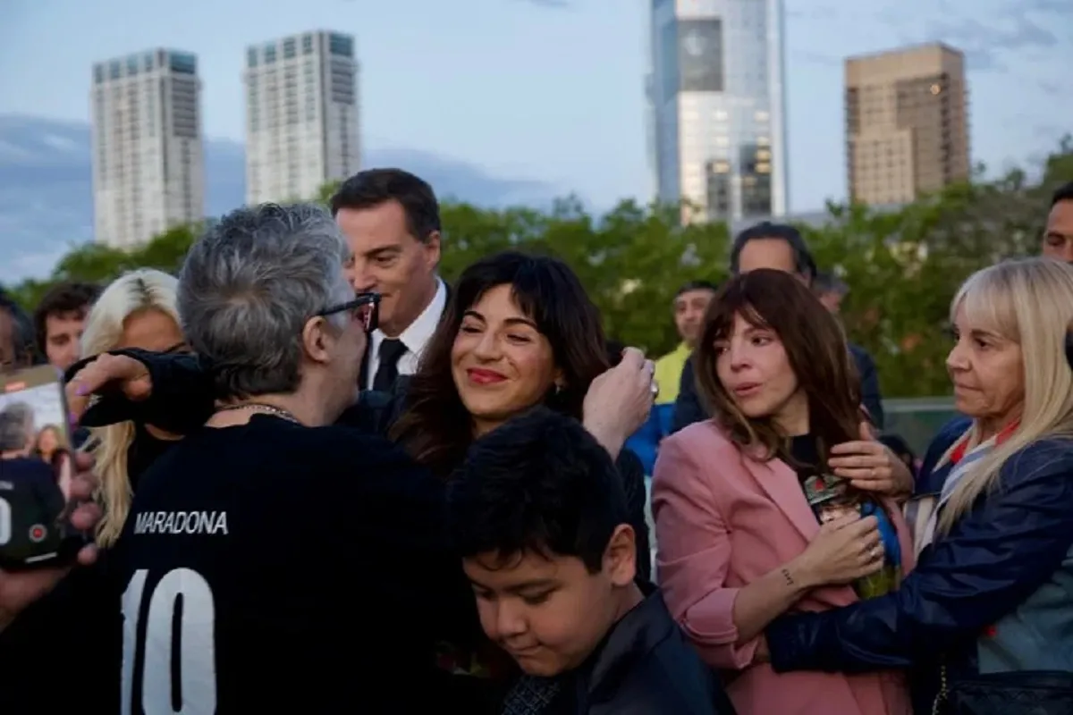 HOMENAJE. Los hijos de Diego Armando Maradona y Claudia Villafañe saludan al cantante Juanse, en el evento de Puerto Madero. FOTO TOMADA DE OLÉ.