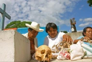 Día de los Muertos: el pueblo mexicano en el que se exhuman los restos de los cadáveres para limpiarlos