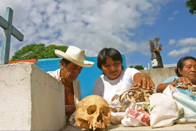 Día de los Muertos: el pueblo mexicano en el que se exhuman los restos de los cadáveres para limpiarlos