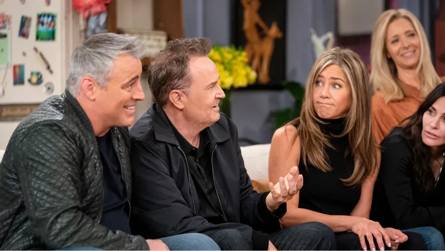  Matthew Perry junto a sus compañeros de elenco en Friends