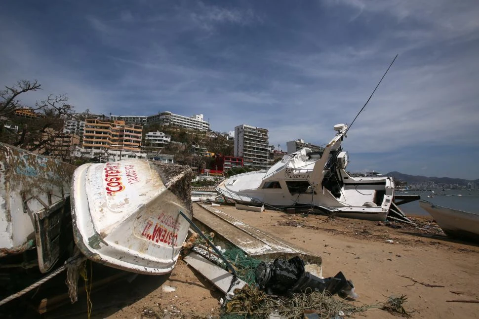 ENCALLADOS. El viento arrastró los botes y las lanchas hasta la playa.  reuters