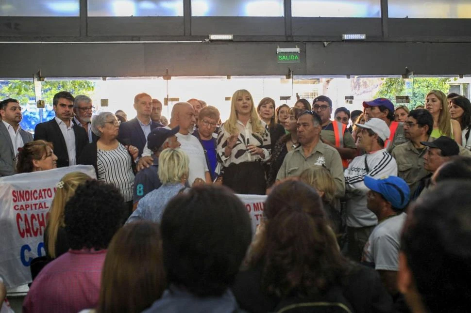 CON EMPLEADOS MUNICIPALES. Una de las primeras acciones de la jefa municipal fue mantener un diálogo con los trabajadores de la intendencia. PRENSA INTENDECNCIA