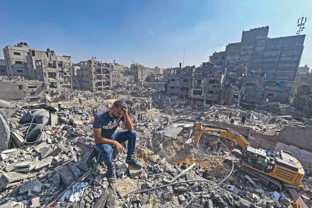 DOLOR INMENSO. Un residente de Gaza llora sobre los escombros de edificios, en Jabalia, un día después del ataque israelí al campo de refugiados.