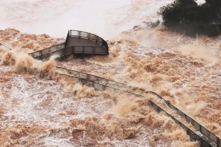 La crecida del río Iguazó arrasó con las pasarelas de las Cataratas