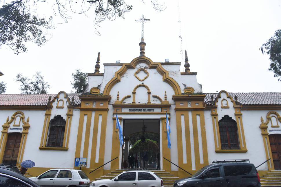 FACHADAS. Las puertas de ingreso de ambas edificaciones son muestra de la arquitectura de la época de su construcción.