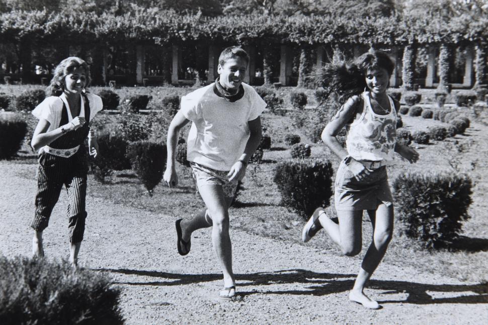 EL AIRE FRESCO. La moda juvenil de los 80 con cintos anchos, pollera de jean, remera y pañuelo.