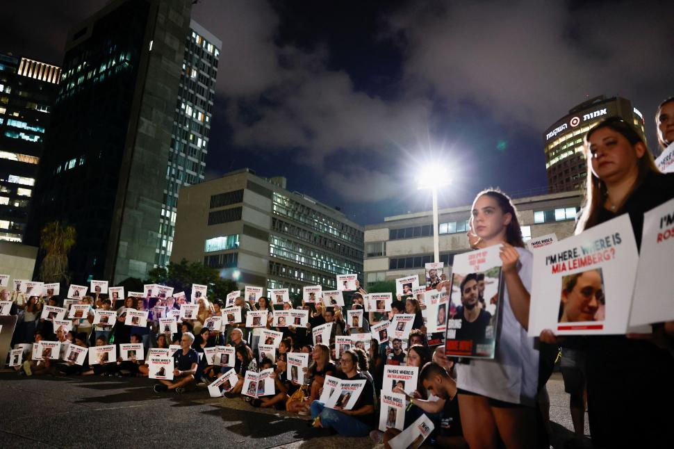 CAUTIVOS. Manifestantes muestran fotos de los rehenes de Hamas.