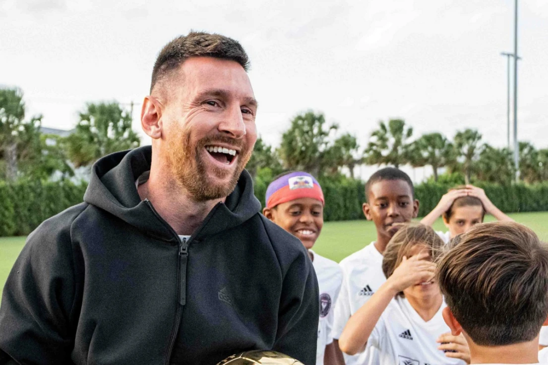 FELIZ. Messi llevó el octavo Balón de Oro a las prácticas de las categorías formativas de Inter Miami. FOTO TOMADA DE INSTAGRAM.