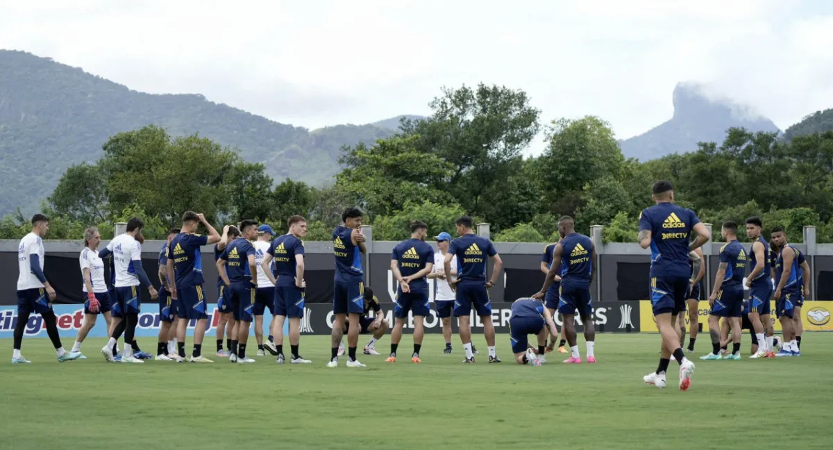 INTERCAMBIO. Los jugadores xeneizes dialogan en ronda antes de comenzar la práctica.