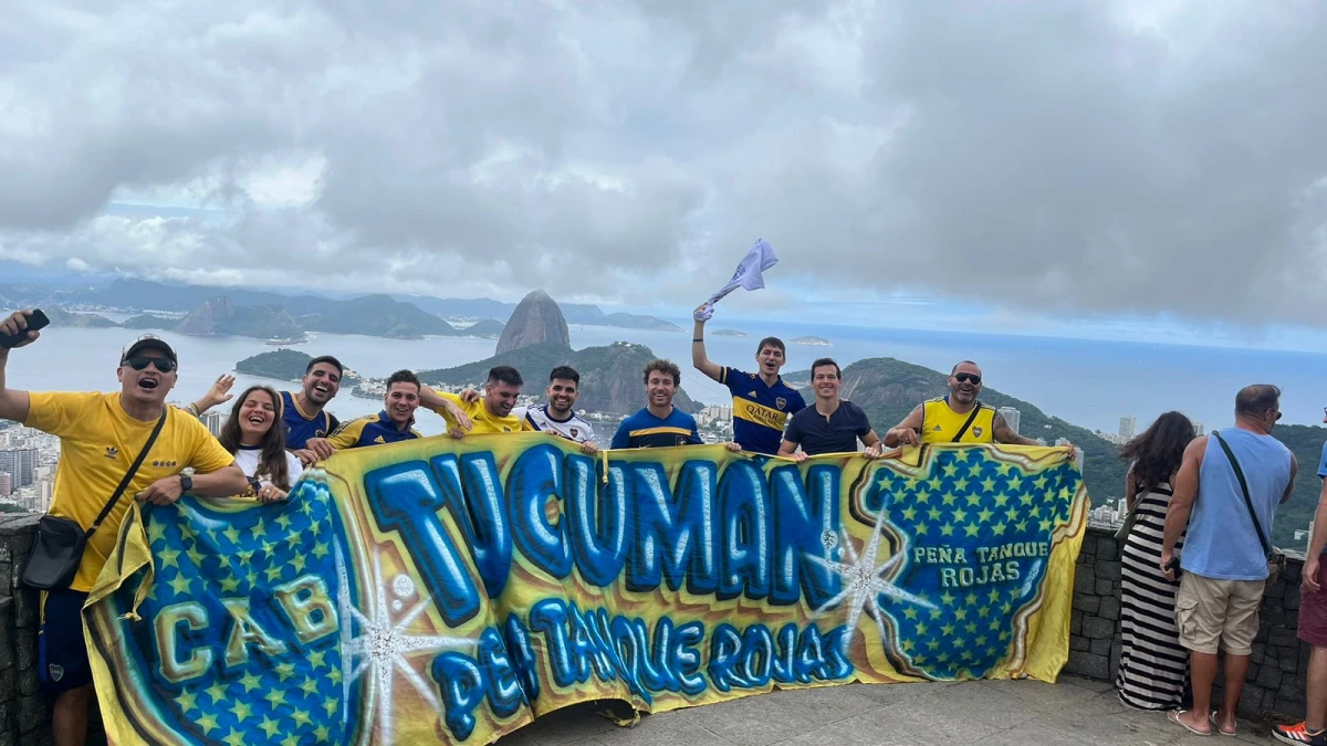 TODO CAMBIA. Los integrantes de la peña oficial de Boca, disfrutaban de la previa sin inconvenientes hasta que comenzaron los disturbios en las playas de Copacabana. FOTO GENTILEZA PEÑA 