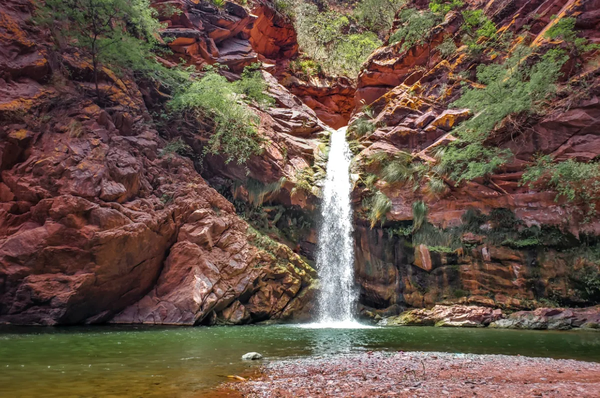 Vacaciones 2023/24: conocé el pueblito fantasma del norte que tiene una increíble cascada