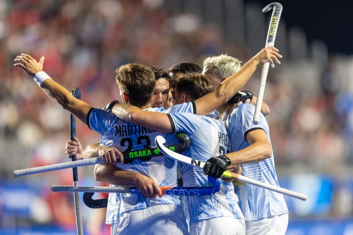 FESTEJO DOBLE. El hockey sobre césped es uno de los deportes que además de la medalla, dieron como premio un lugar en los Juegos Olímpicos.