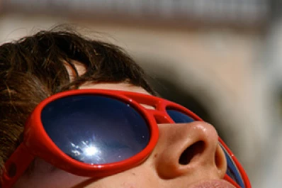 Los beneficios y peligros de exponer los ojos a la luz solar