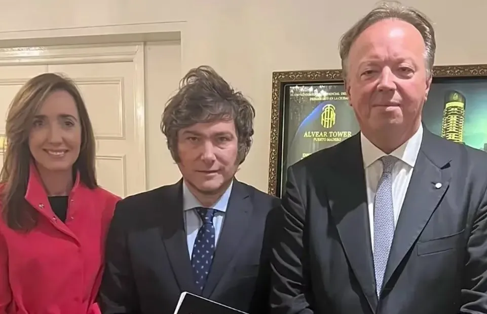  Juan Nápoli, junto a Javier Milei y Victoria Villarruel