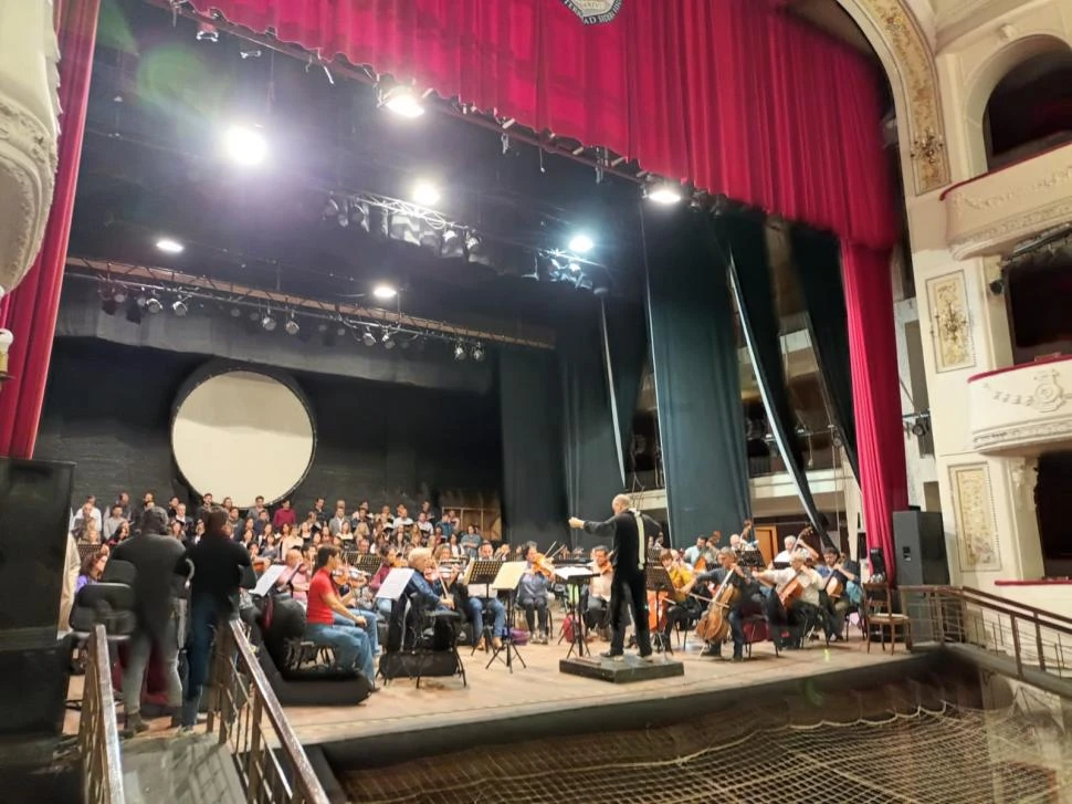 TRABAJO CONJUNTO. La orquesta y el coro, reforzados, junto a los solistas, ocuparon todo el espacio escénico disponible en el ensayo general.  la gaceta / foto de analía jaramillo