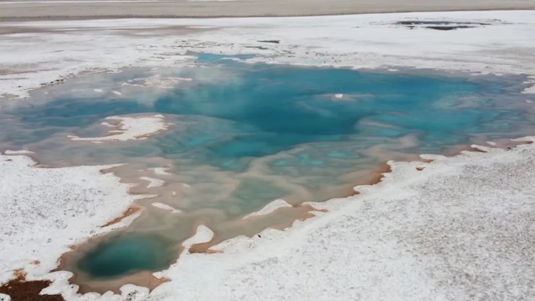 Vacaciones 2023/24: descubrí el pueblito norteño que cautiva con su ojo de mar y una misteriosa pirámide