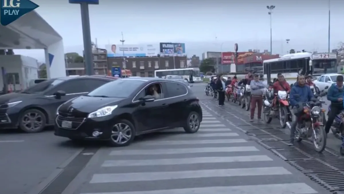 Filas en una estación de servicio de la capital tucumana
