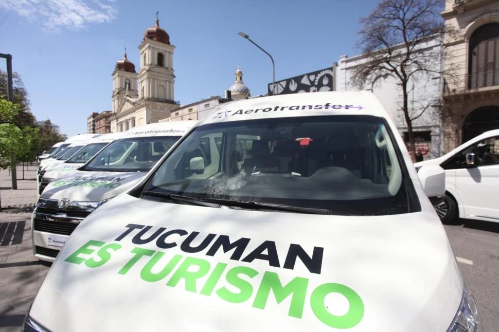 LA FLOTA. Las combis que se usarán para trasladar pasajeros al aeropuerto.