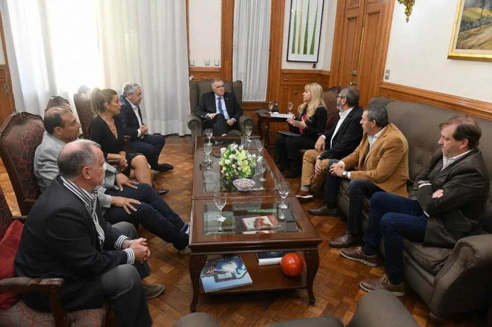 EN CASA DE GOBIERNO. Jaldo recibió a la intendenta Chahla y a representantes de Aetat. twitter@osvaldojaldo