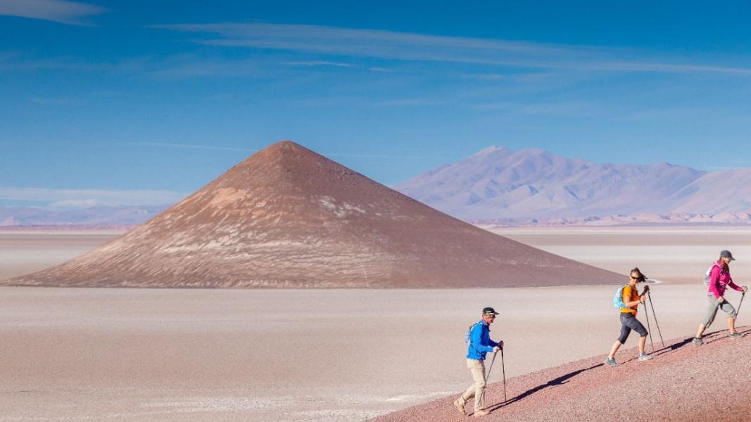 Vacaciones 2023/24: descubrí el pueblito norteño que cautiva con su ojo de mar y una misteriosa pirámide