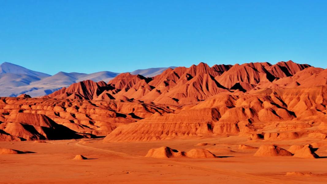 Vacaciones 2023/24: descubrí el pueblito norteño que cautiva con su ojo de mar y una misteriosa pirámide