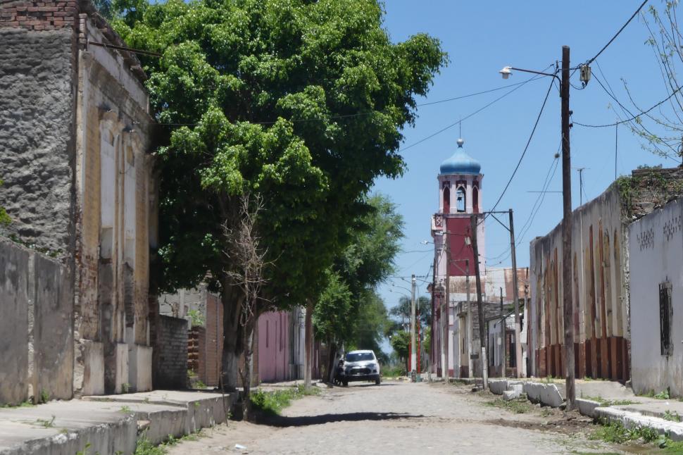 LA PARROQUIA DE LA MERCED. El campanario sobresale en el poblado.