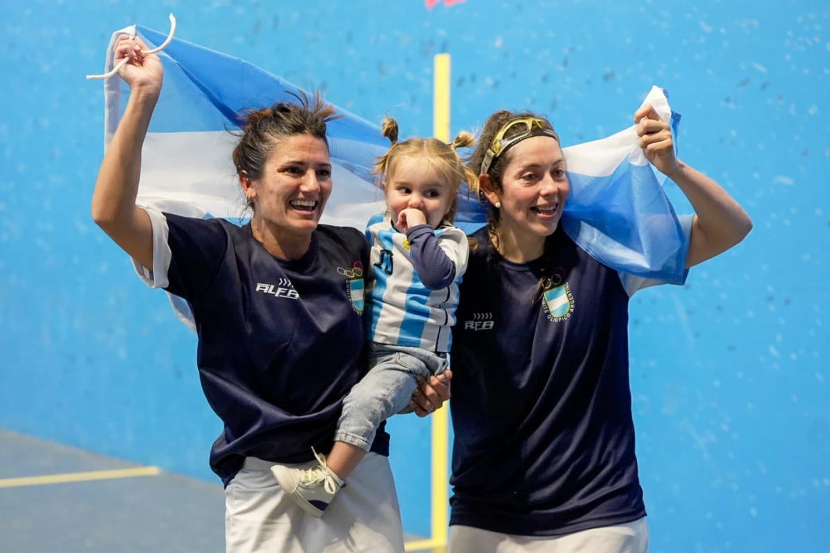 EMOCIÓN. Marí Lis García y la tucumana Cynthia Pinto, tras conseguir el oro. 