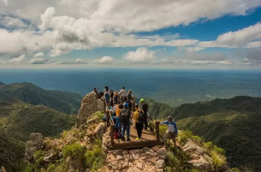 Vacaciones 2023/24: la Quebrada de los Cóndores, el fantástico lugar para hacer senderismo y avistar las majestuosas aves.